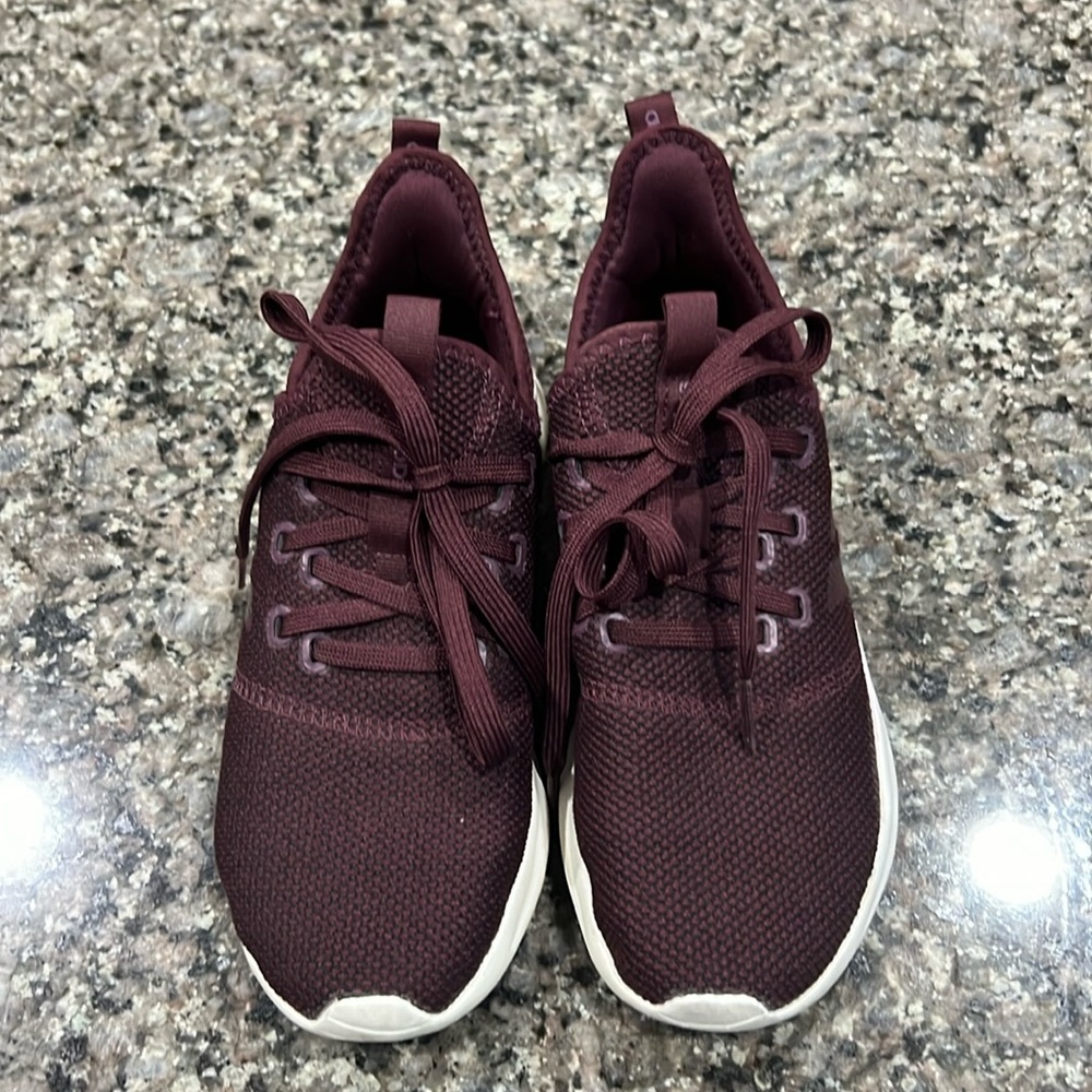 Worn once. Maroon Adidas maroon cloud foam shoes. Size 6 women’s.
